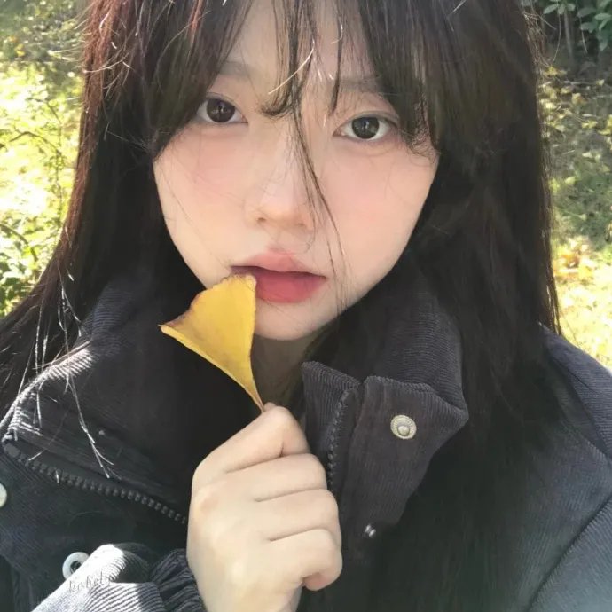 草莓月亮海报